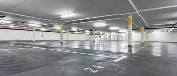 Umfassende Tiefgaragen- und Parkplatzreinigung: Sauberkeit, die Sicherheit bringt